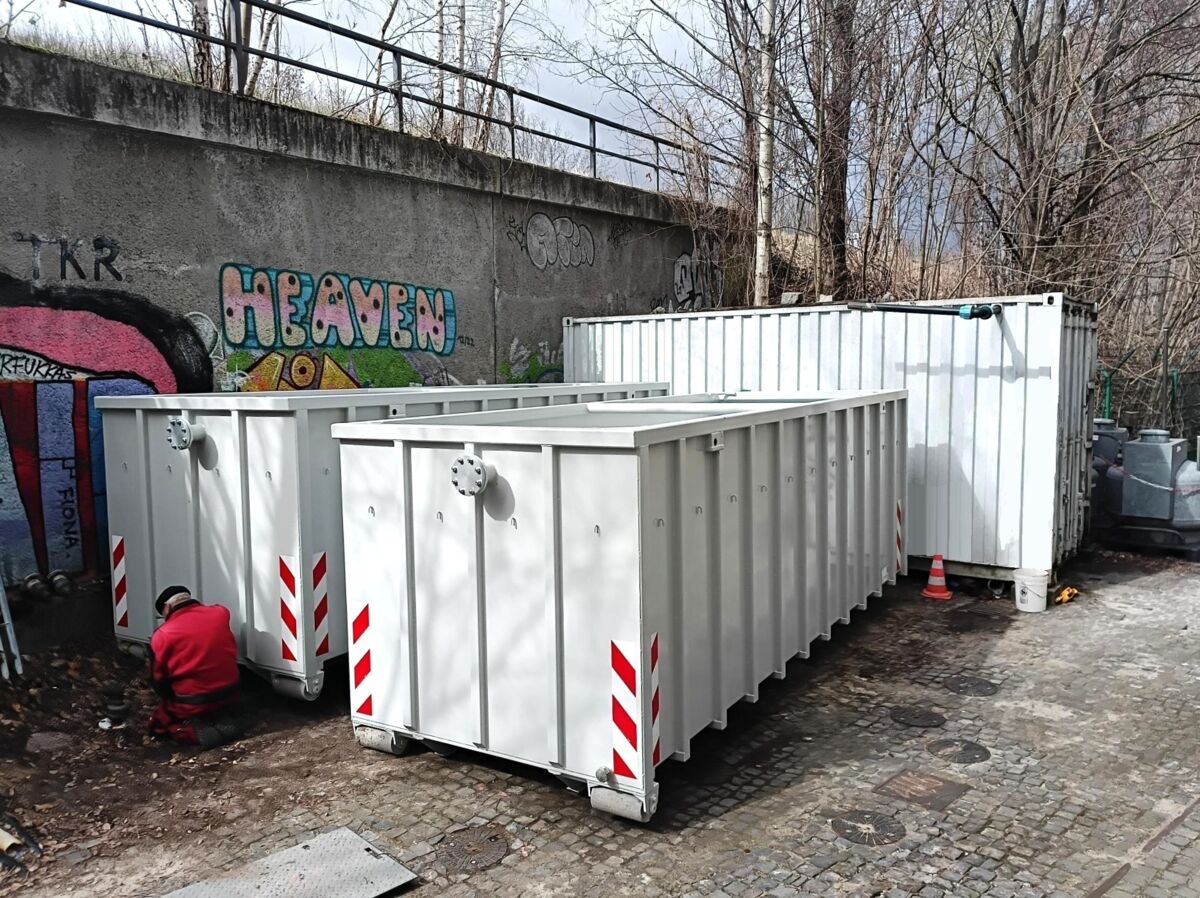 Container-mit-Absetz-und-Belueftungsbecken