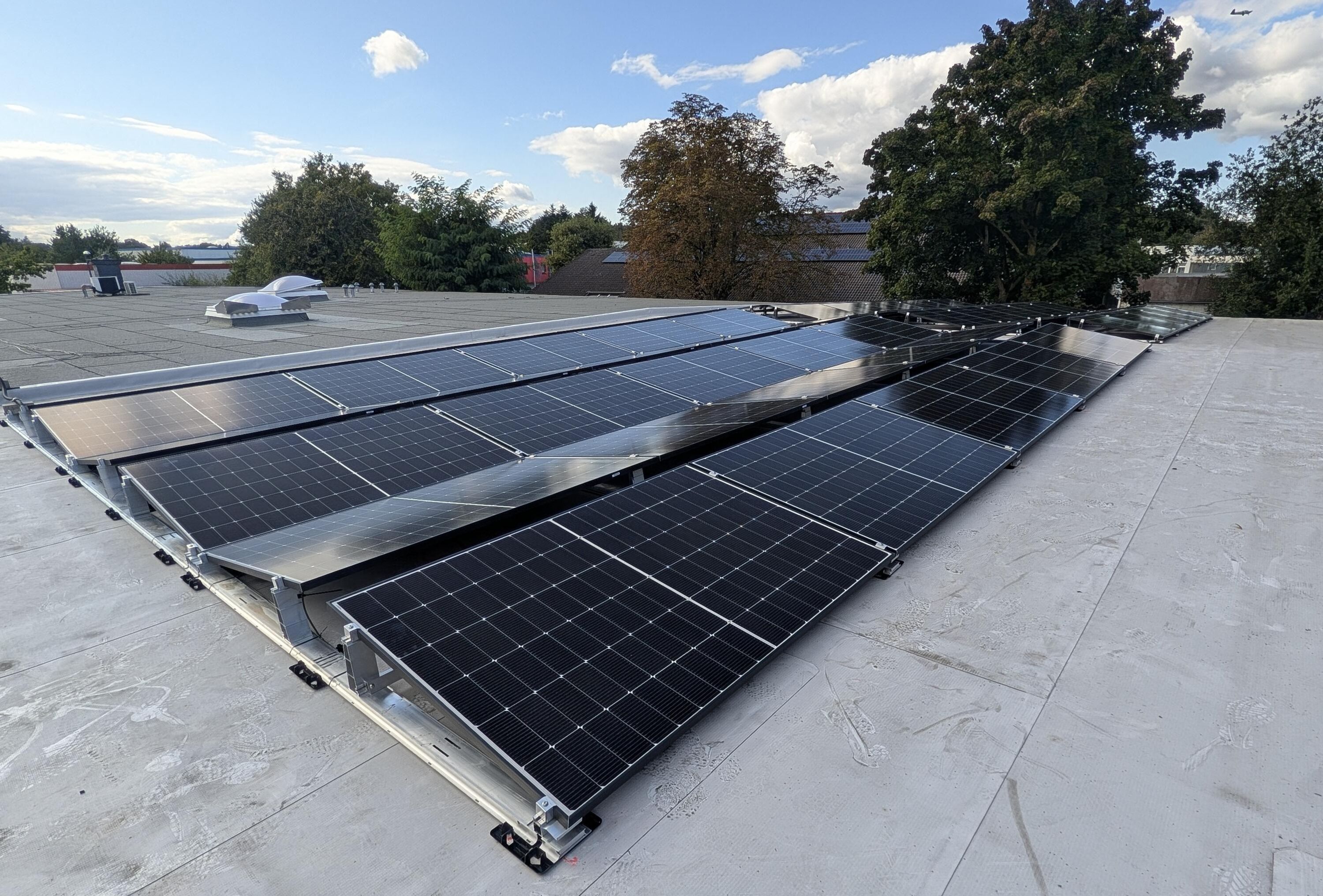 Inbetriebnahme einer Photovoltaik-Anlage auf dem Dach der neuen Montagehalle