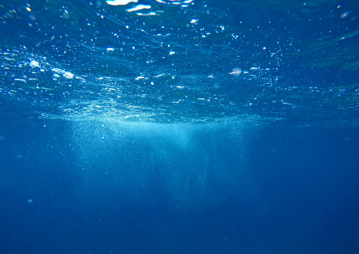 Die Sonne scheint durch die Wasseroberfläche